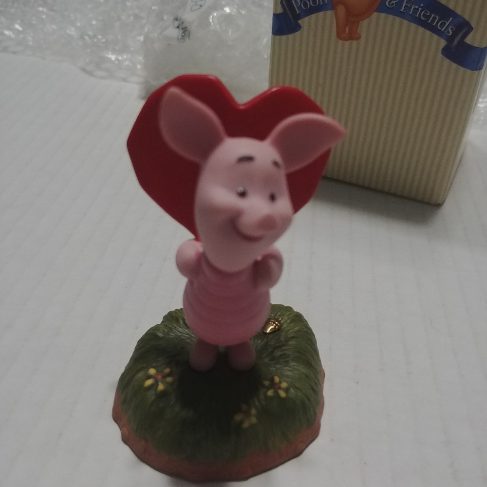 Disney Winnie the Pooh's Piglet Collectible, Friendship Heart